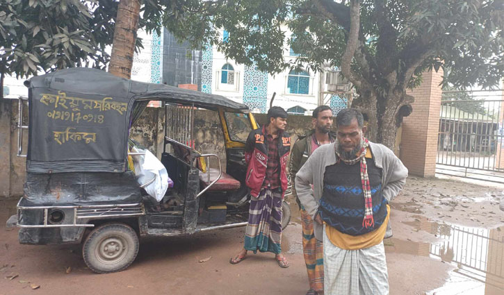 রাস্তার পাশে দাঁড়িয়ে থাকা মাহিন্দ্রায় ট্রাকের ধাক্কা, নিহত ২