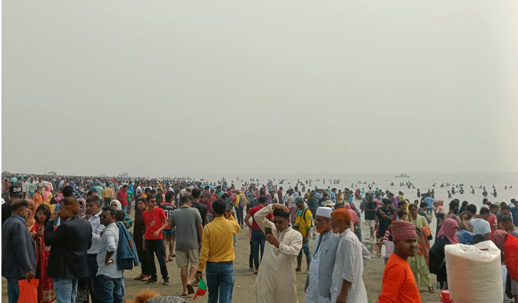 কুয়াকাটা সৈকত কানায় কানায় পূর্ণ পর্যটক সমাগমে