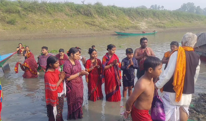 পাপমোচনের আশায় বংশাই নদীতে ‘ডুবের মেলা’