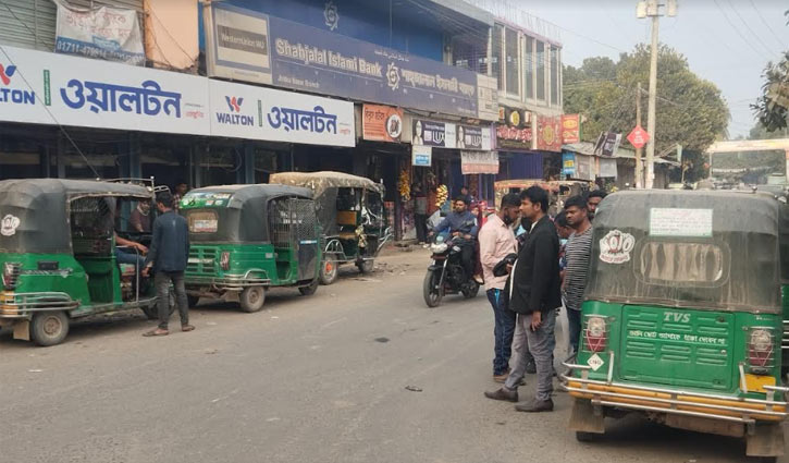 ঝিটকা-মানিকগঞ্জ-ঢাকা সড়কে ৪ বছর ধরে বাস চলাচল বন্ধ 