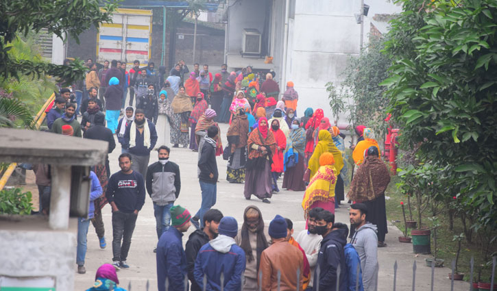 রাজশাহীতে বেতনের দাবিতে শ্রমিকদের কারখানায় অবস্থান