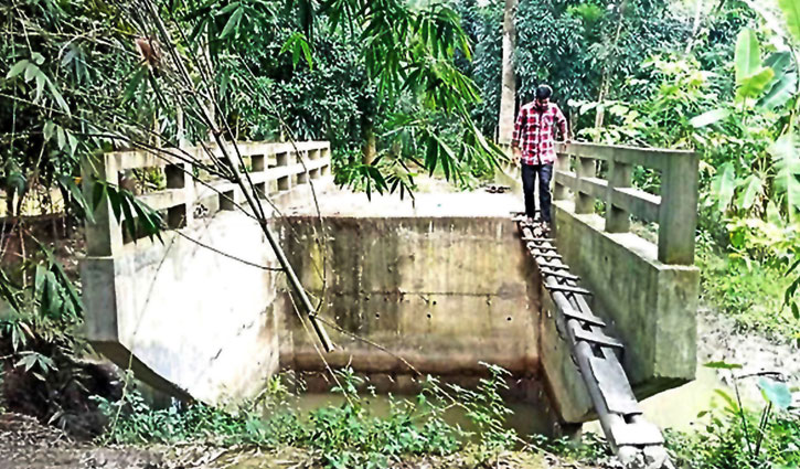 ব্রিজে সংযোগ সড়কের অভাবে ৩ গ্রামের মানুষের দুর্ভোগ