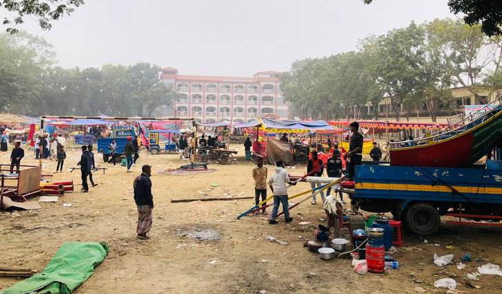 স্কুল মাঠে মাছের মেলা, প্রশাসনের হস্তক্ষেপে বন্ধ