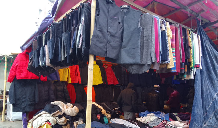 খুলনায় ফুটপাতে শীতের কাপড় বিক্রি জমজমাট  