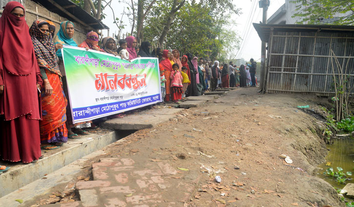 খানাখন্দে ভরা যশোর পৌরসভার মেঠোপুকুর রাস্তা