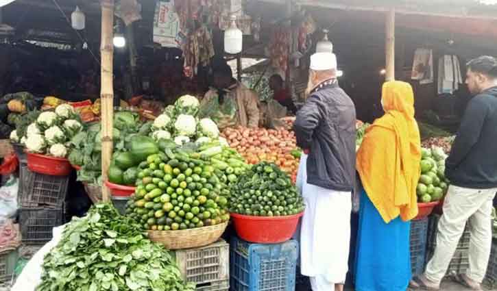 নড়াইলে ভরা মৌসুমেও সবজির বাজার চড়া