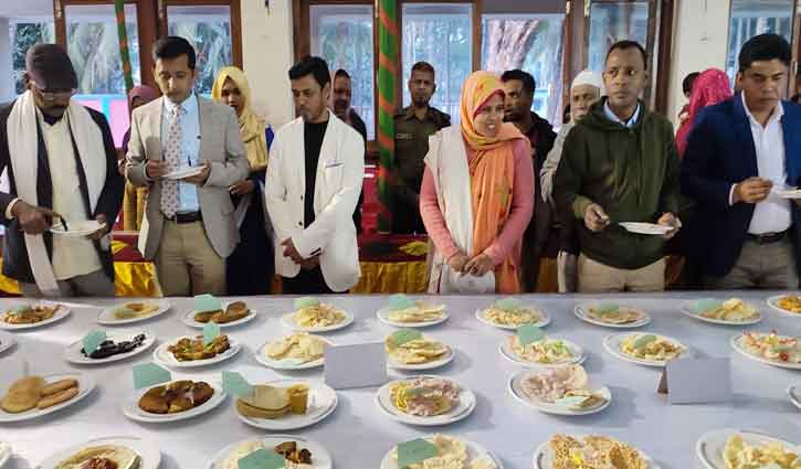 নতুন প্রজন্মের সঙ্গে পরিচয় করিয়ে দিতে পাবনায় পিঠা উৎসব