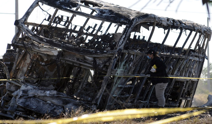 19 dead after bus collides with truck in Mexico