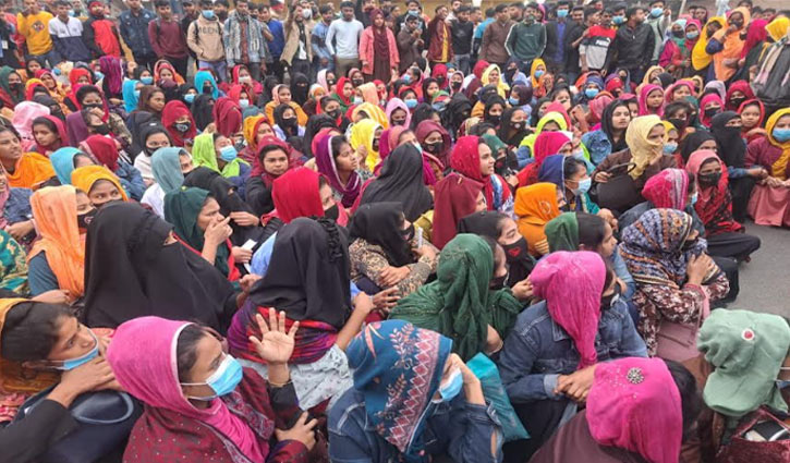 গাজীপুরে সরকার ঘোষিত বেতনের দাবিতে পোশাক শ্রমিকরা সড়কে 