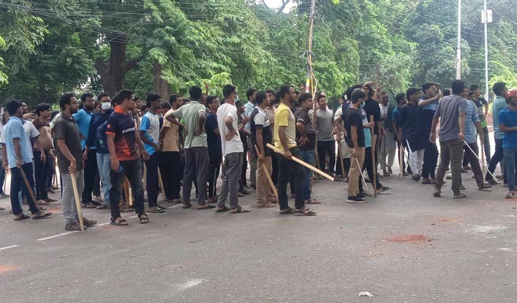 ‘কর্মসূচি নয়’ ঘোষণা দিয়েও মাঠে শিক্ষার্থীরা ‘কর্মসূচি নয়’ ঘোষণা দিয়েও মাঠে শিক্ষার্থীরা