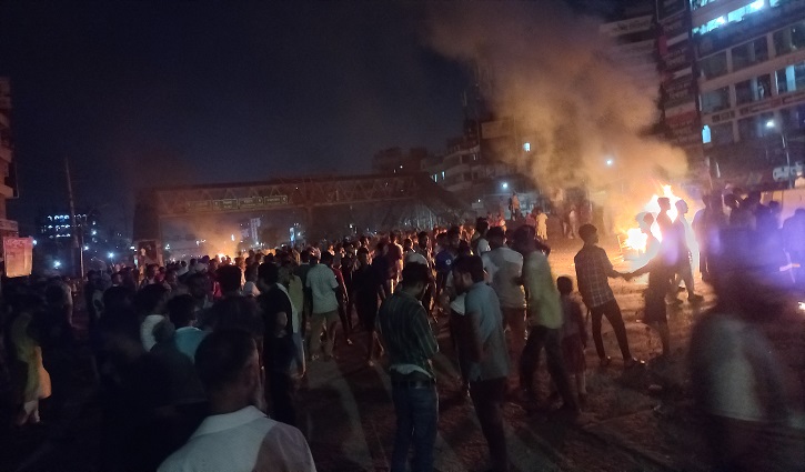 শিক্ষার্থীদের ওপর চড়াও পুলিশ, প্রতিবাদে সড়ক অবরোধ শিক্ষার্থীদের ওপর চড়াও পুলিশ, প্রতিবাদে সড়ক অবরোধ