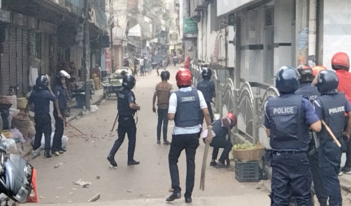 ফেনীতে শিক্ষার্থী-পুলিশ সংঘর্ষ, পরিস্থিতি থমথমে ফেনীতে শিক্ষার্থী-পুলিশ সংঘর্ষ, পরিস্থিতি থমথমে