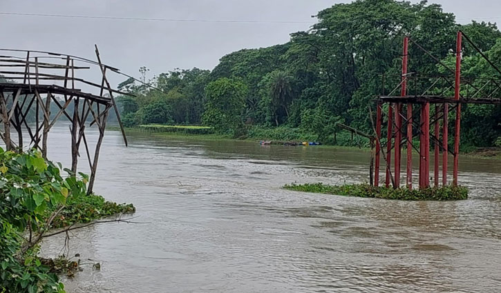 ফেনীতে পানির তোড়ে ভেঙে পড়ল সেতু, মানুষের ভোগান্তি 