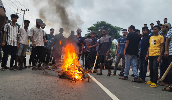 কুমিল্লায় পুলিশের বাধা পেরিয়ে শিক্ষার্থীদের সড়ক অবরোধ  