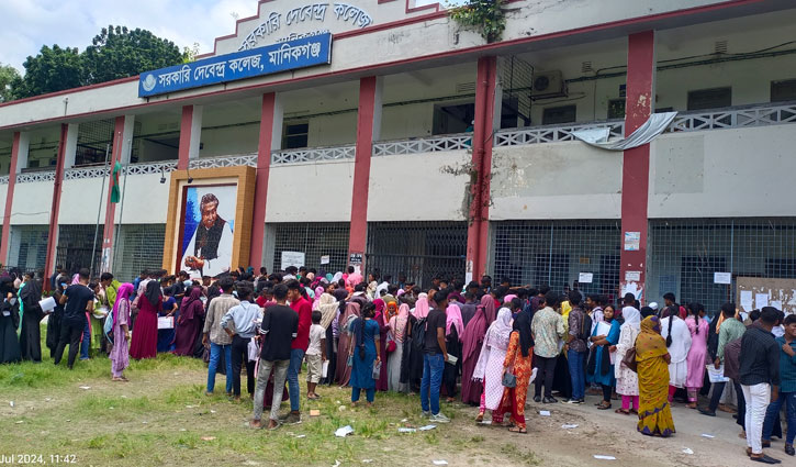 ভর্তিতে বাড়তি টাকা আদায়, কর্তৃপক্ষের দাবি ‘বিবিধ ফি’ 
