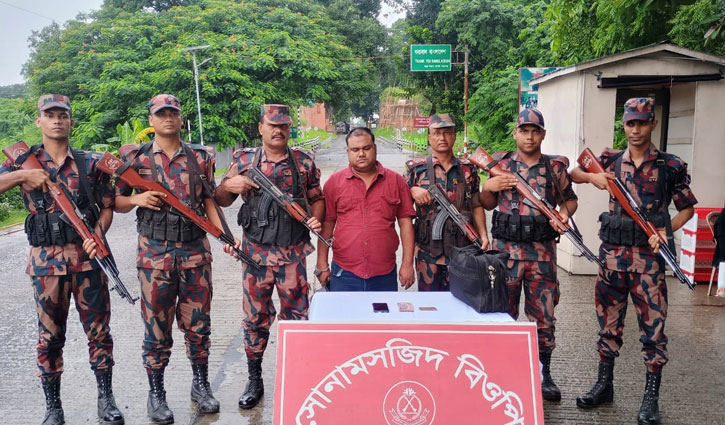 ভারতে পালানোর সময় আ.লীগ নেতা আটক