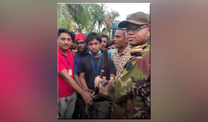 থানা থেকে লুট হওয়া অস্ত্র ফিরিয়ে দিলেন ছাত্ররা