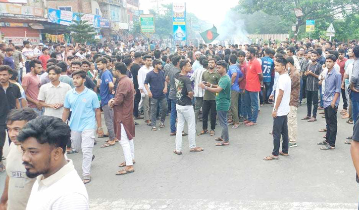 বাধা উপেক্ষা করে ববি শিক্ষার্থীদের মহাসড়ক অবরোধ 