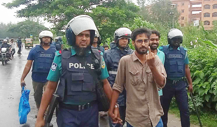 ববিতে সমন্বয়কসহ ১২ শিক্ষার্থী আটক 