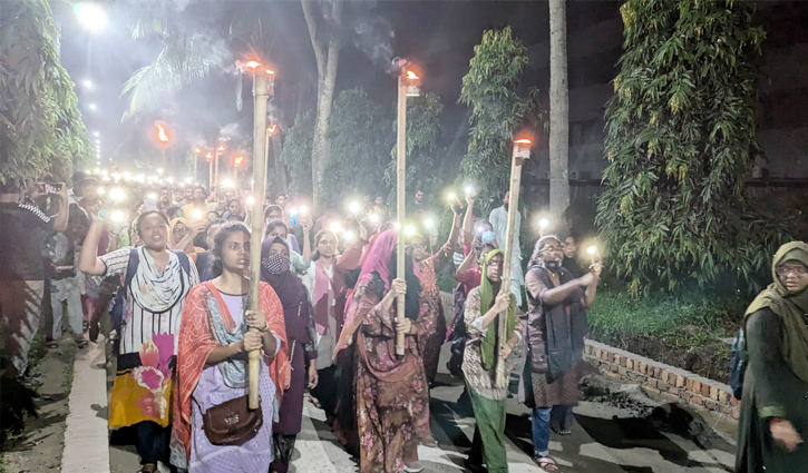 শিক্ষার্থীদের ওপর হামলার প্রতিবাদে বাকৃবিতে মশাল মিছিল 