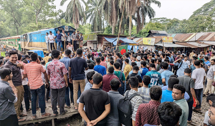 আবারও রেললাইন অবরোধ বাকৃবি শিক্ষার্থীদের