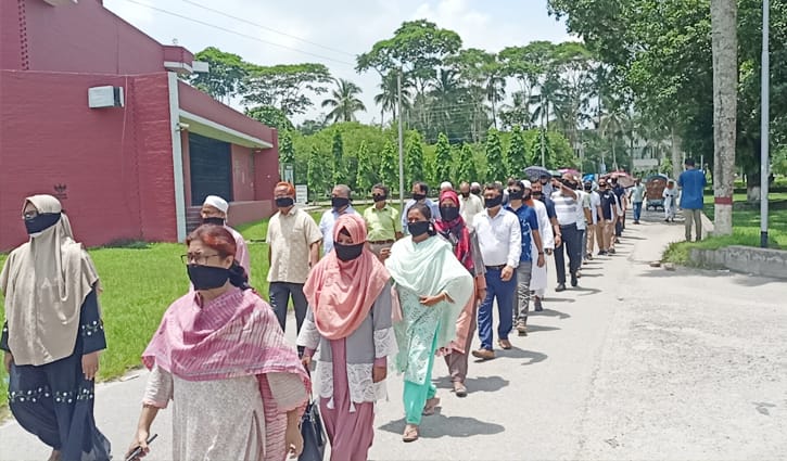 মুখে কালো কাপড় বেঁধে বাকৃবি শিক্ষকদের প্রতিবাদ মুখে কালো কাপড় বেঁধে বাকৃবি শিক্ষকদের প্রতিবাদ