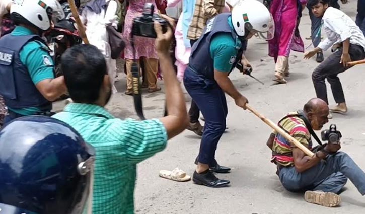 বরিশালে ‘মার্চ ফর জাস্টিস’ কর্মসূচিতে সংঘর্ষ, আটক ১৩