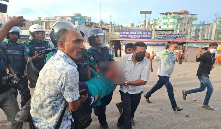 বরিশালে শিক্ষার্থীদের সঙ্গে পুলিশের সংঘর্ষ, উপ-কমিশনার আহত বরিশালে শিক্ষার্থীদের সঙ্গে পুলিশের সংঘর্ষ, উপ-কমিশনার আহত