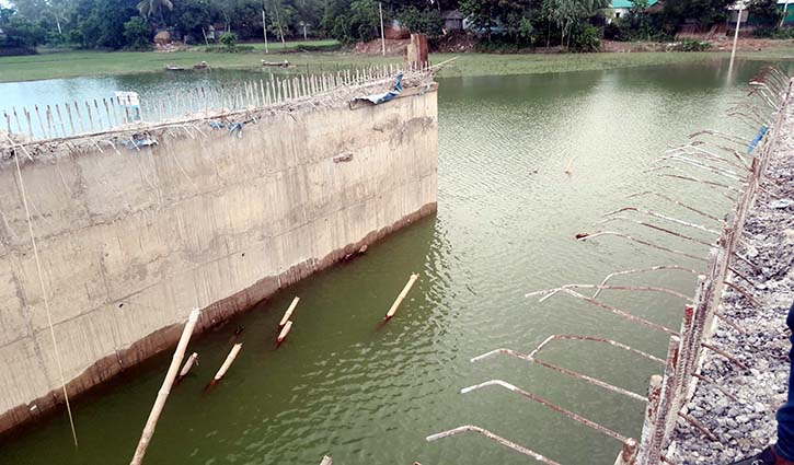 নদীতে ভেঙে পড়লো নির্মাণাধীন ব্রিজ