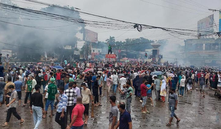 বগুড়ায় সংঘর্ষ, পুলিশ বক্সে আগুন