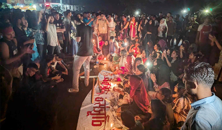 মোমবাতি জ্বালিয়ে মহাসড়কে কুবি শিক্ষার্থীরা