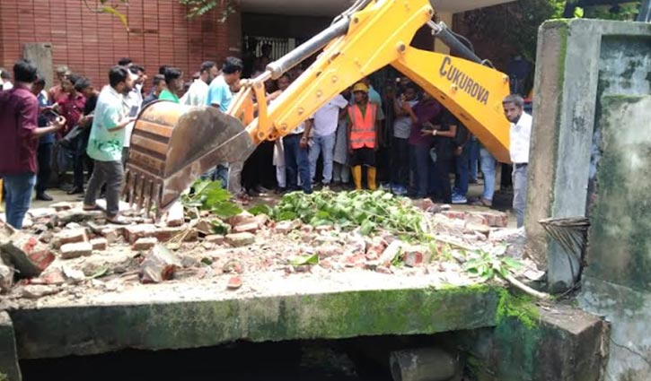 কক্সবাজারে নালার ওপর গড়ে তোলা ১০টি স্থাপনা উচ্ছেদ 