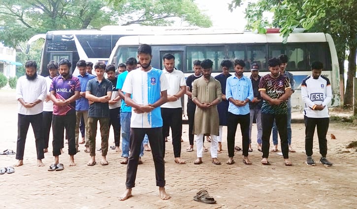 কোটা আন্দোলনে নিহতদের স্মরণে গবিতে গায়েবানা জানাজা কোটা আন্দোলনে নিহতদের স্মরণে গবিতে গায়েবানা জানাজা