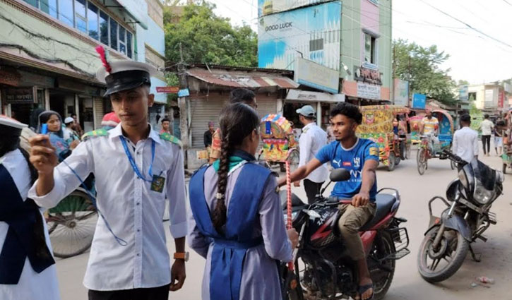 হেলমেট না থাকলে ‘শাস্তি’ সড়ক নিয়ন্ত্রণের কাজ