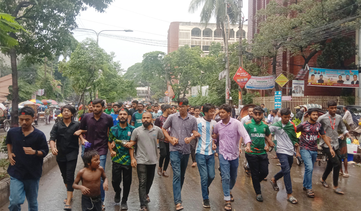 প্রধান ফটকের তালা ভেঙে রাজপথে জবি শিক্ষার্থীরা প্রধান ফটকের তালা ভেঙে রাজপথে জবি শিক্ষার্থীরা