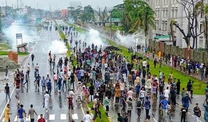 খুলনায় শিক্ষার্থীদের সঙ্গে পুলিশের সংঘর্ষ