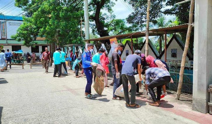 কুড়িগ্রামে ট্রাফিক নিয়ন্ত্রণ ও পরিছন্নতার কাজে শিক্ষার্থীরা