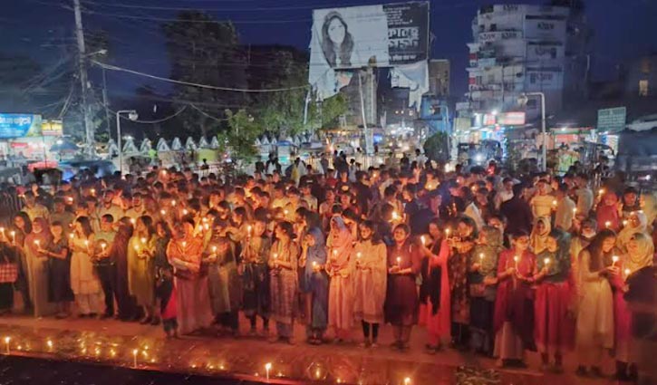 কুড়িগ্রামে শহিদদের স্মরণে শিক্ষাথীদের মোমবাতি প্রজ্বলন