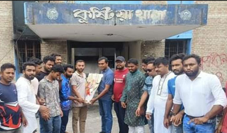 কুষ্টিয়া থানার ওসিকে বরণ করে নিলেন শিক্ষার্থীরা