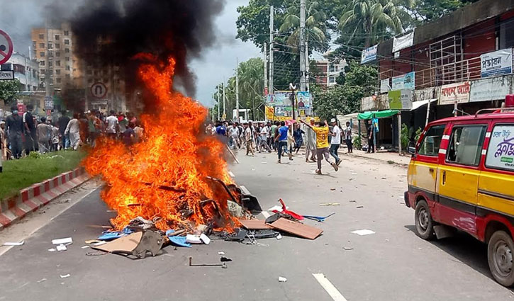 কুষ্টিয়ায় ৪ সাংবাদিক গুলিবিদ্ধ, ভাঙচুর, আগুন