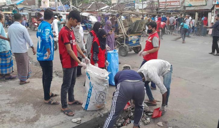 লক্ষ্মীপুর শহরে ভাঙচুরের বর্জ্য পরিষ্কার করলেন শিক্ষার্থীরা