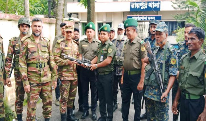 লক্ষ্মীপুরে ২ থানা থেকে লুট হওয়া অস্ত্র ফিরিয়ে দিলেন স্থানীয়রা