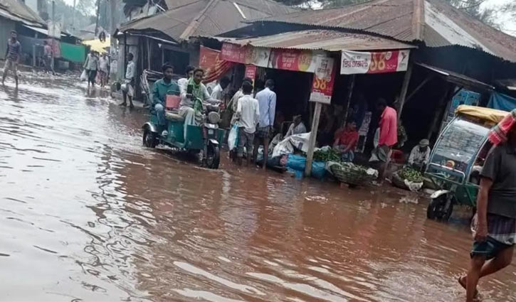 সামান্য বৃষ্টিতেই ডুবে যায় ঘিওরের হাট, ভোগান্তি বাড়ে মানুষের