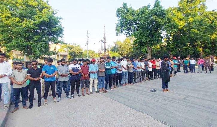 রাবি প্রশাসনের প্রতীকী জানাজার নামাজ আদায় রাবি প্রশাসনের প্রতীকী জানাজার নামাজ আদায়