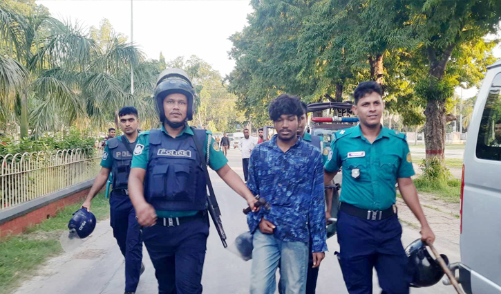 রাবিতে হাতুড়ি ও গাঁজার পাইপসহ বহিরাগত আটক রাবিতে হাতুড়ি ও গাঁজার পাইপসহ বহিরাগত আটক