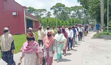 মুখে কালো কাপড় বেঁধে বাকৃবি শিক্ষকদের প্রতিবাদ