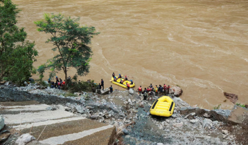 নেপালে নদীতে দুই বাস: নিখোঁজ ৫৫ জনকে জীবিত উদ্ধারের আশা ক্ষীণ