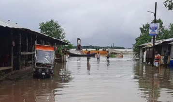 জোয়ারের সময় বিপৎসীমার ওপরে উঠছে নদীর পানি