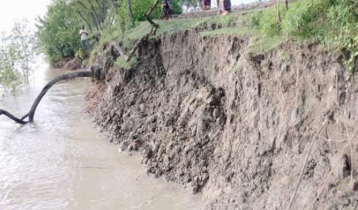 সাতক্ষীরার ইছামতীর বেড়িবাঁধে ধস, আতঙ্কে গ্রামবাসী