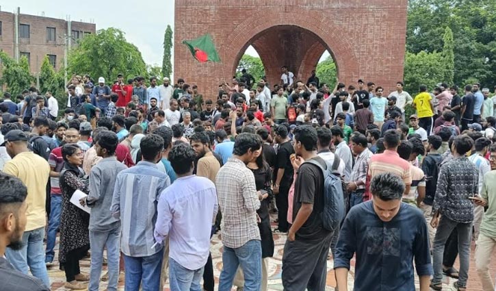 দেড় ঘণ্টা সড়ক অবরোধ করে জাবি শিক্ষার্থীদের বিক্ষোভ